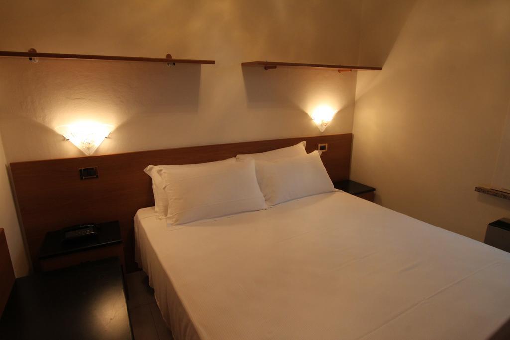 Street Hotel Comacchio Room photo