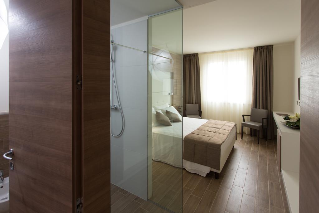 Street Hotel Comacchio Room photo